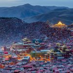 夕暮れのラルンガル僧院　中国の風景