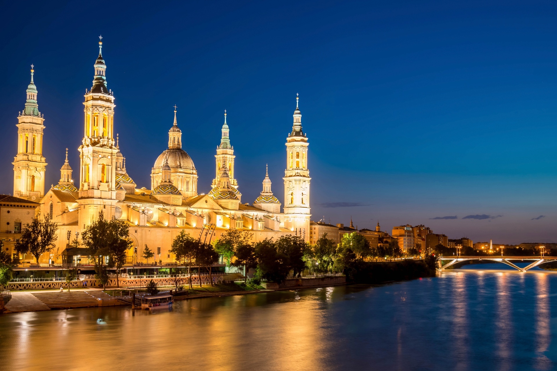 夕暮れのヌエストラ・セニョーラ・デル・ピラール聖堂　スペインの風景