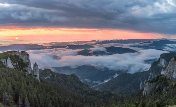 日の出のチェアラウ山塊　ルーマニアの風景