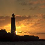 イギリス　ノーサンバーランド　ウィットリーベイ　セントメリーズ灯台と日の出の風景