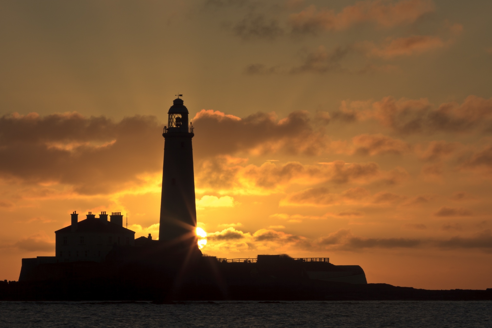 セントメリーズ灯台と日の出の風景　イギリスの風景
