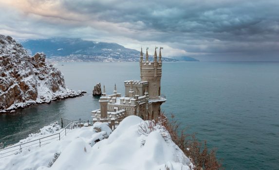黒海に面した建つ「ツバメの巣城」