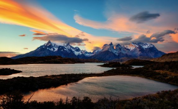 日の出のトレス・デル・パイネ国立公園の風景　チリの風景