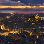 ギリシャ　日没のリカヴィトスの丘から眺めるアクロポリスとアテネの町