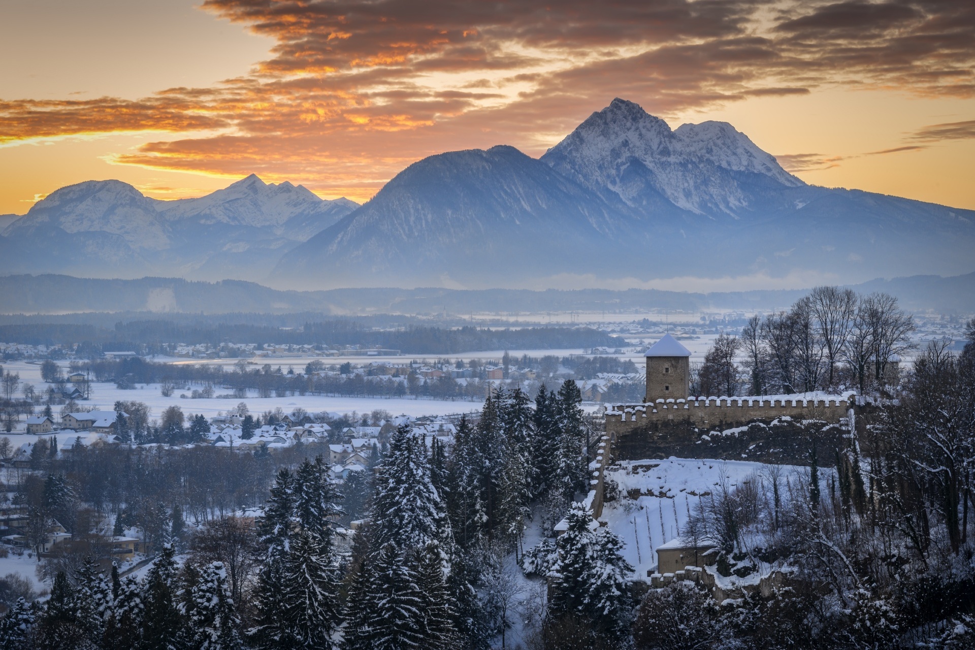 オーストリア　ザルツブルク　夕暮れの冬山の風景