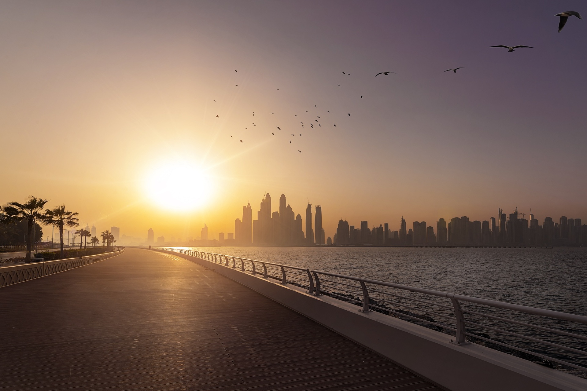 ドバイの朝日と遊歩道　アラブ首長国連邦の風景