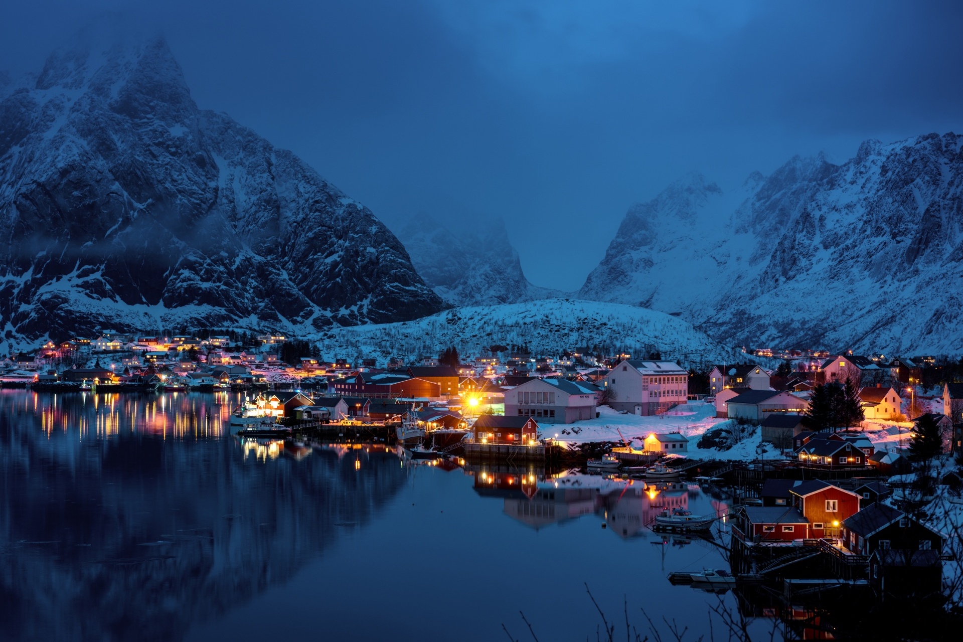 ロフォーテン諸島モスケネス　日暮れのレーヌの風景　ノルウェーの風景