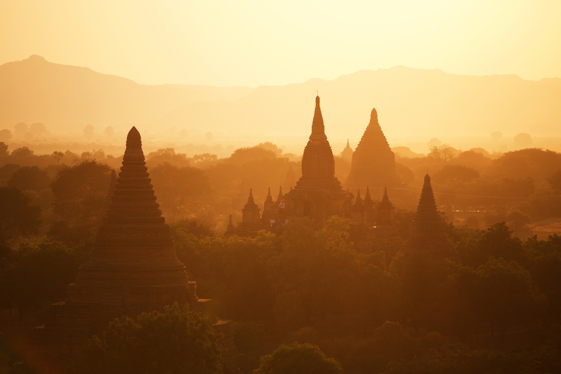 ミャンマー　バガンの日の出の風景　ミャンマーの風景