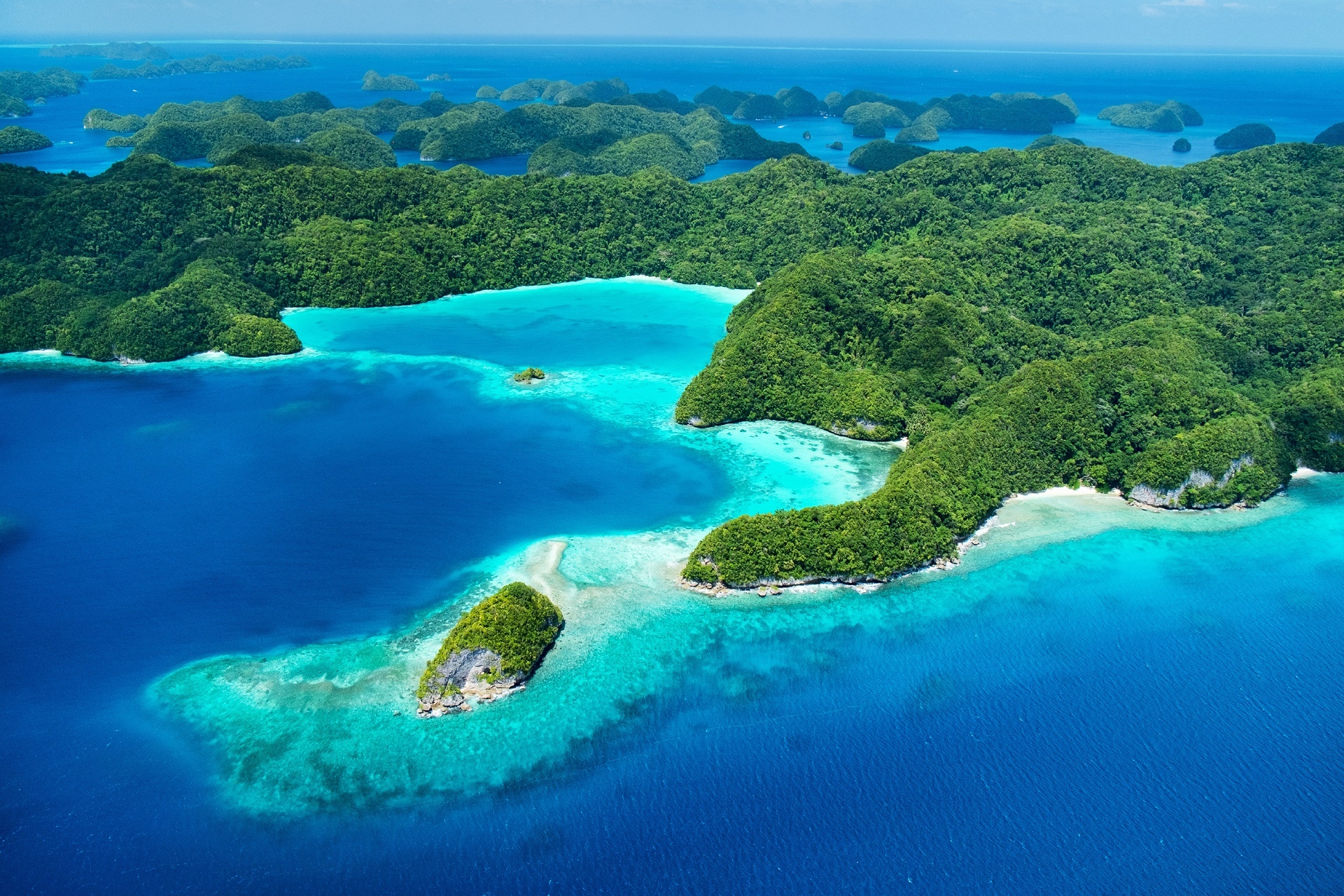 パラオの島々と太平洋の美しい景色