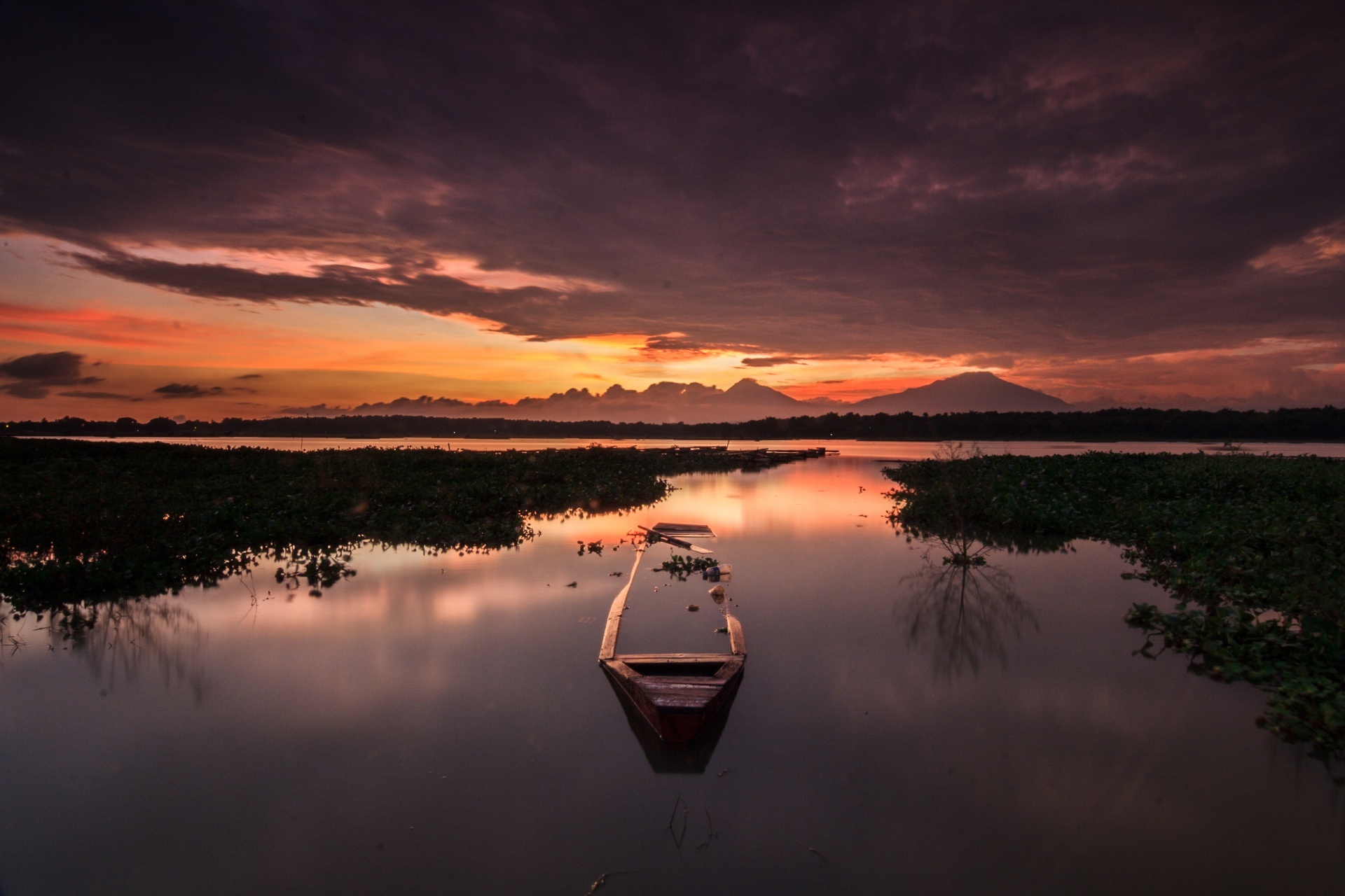 夕暮れの湖の風景　インドネシアの風景