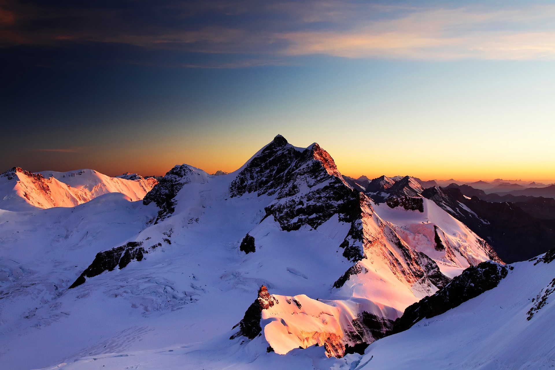 早朝のユングフラウ　スイスの風景
