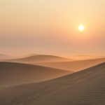 砂漠の日の出の風景　ドバイ　アラブ首長国連邦