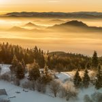 ルバン山頂からの冬の朝のパノラマ風景　ゴルセ山脈ポーランド