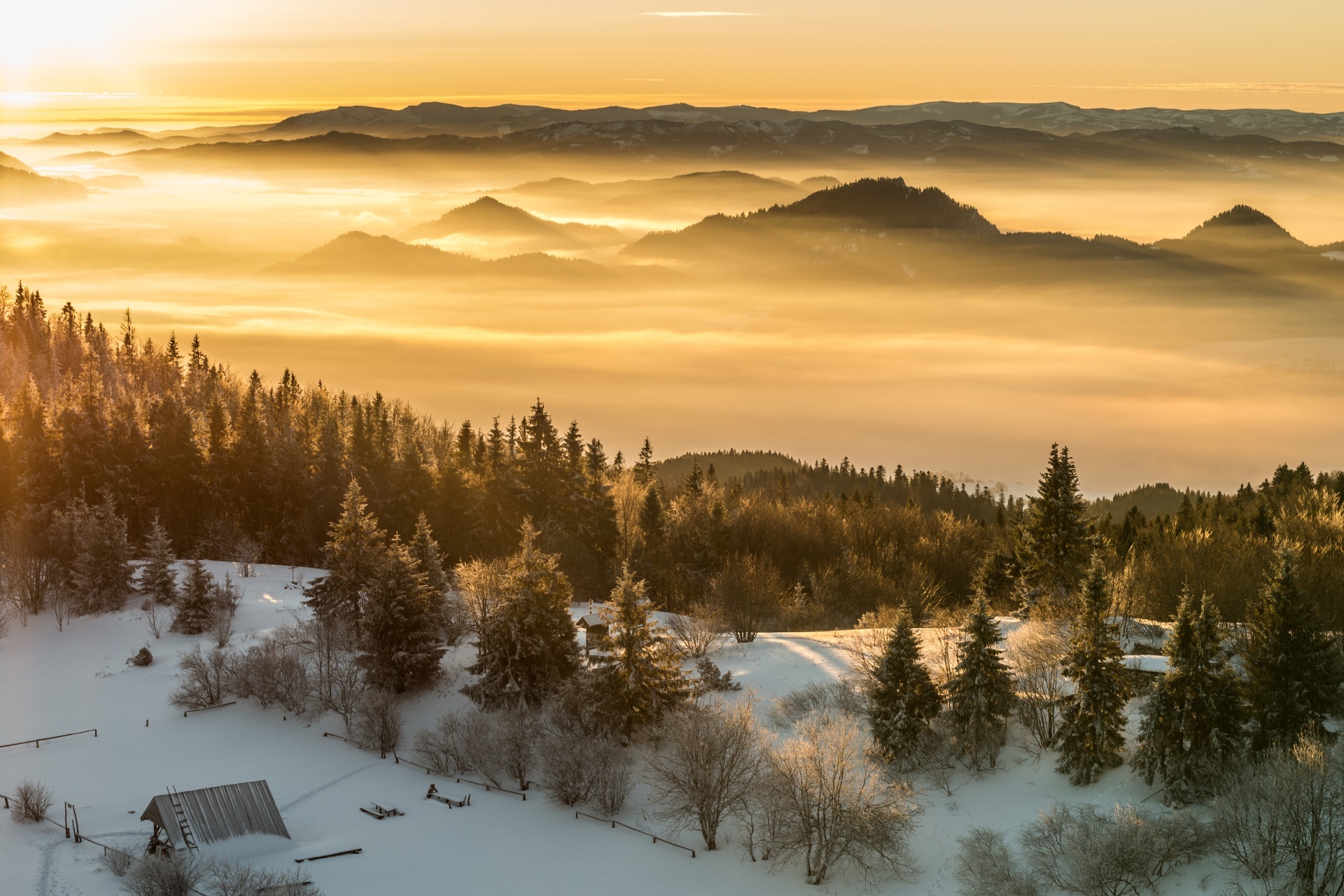 ルバン山頂からの冬の朝のパノラマ風景　ゴルセ山脈ポーランド