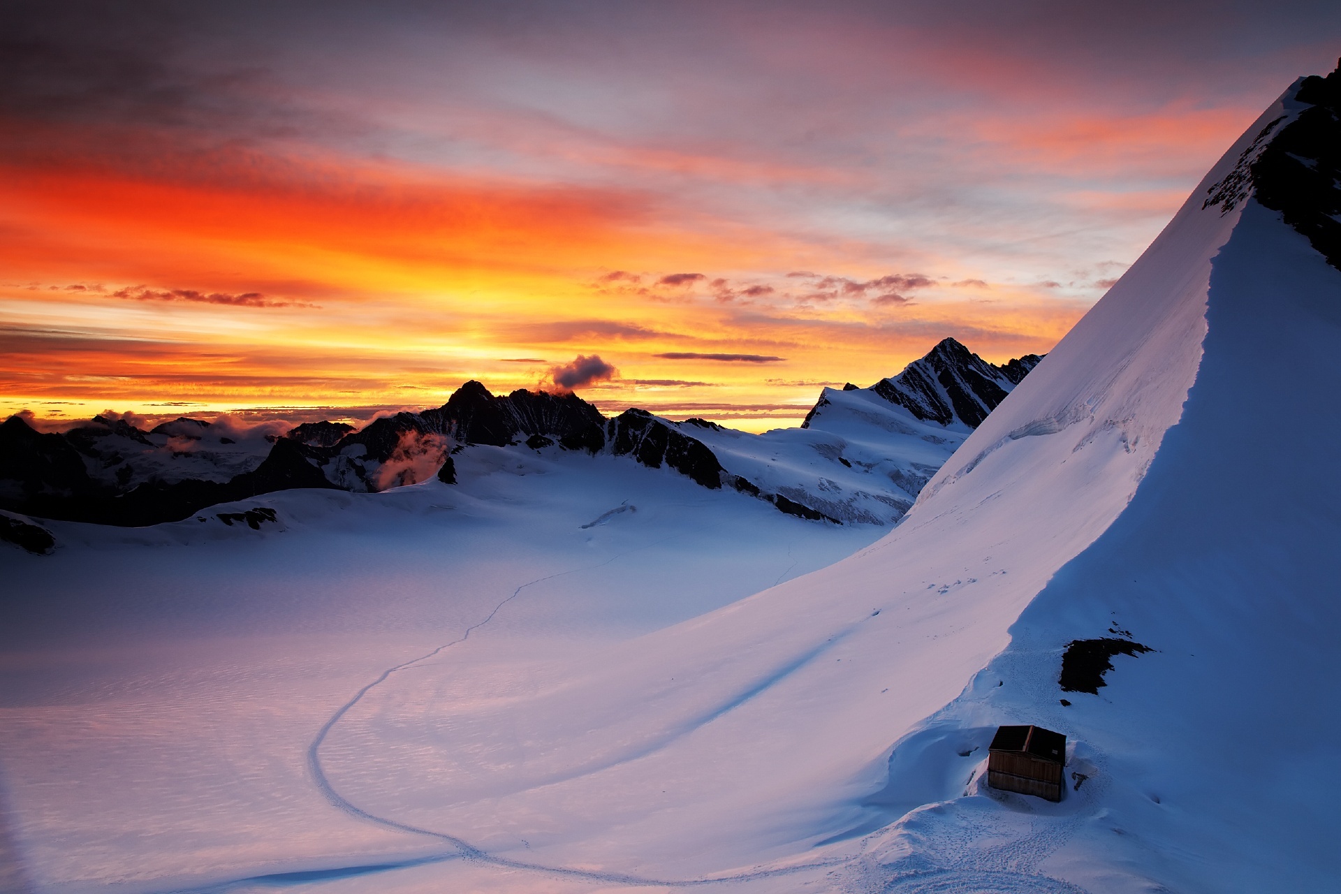 朝焼けの風景　スイスの風景
