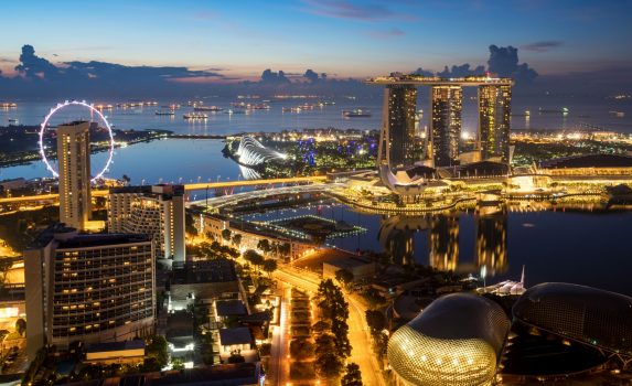 トワイライトタイムのマリーナベイの風景　シンガポールの風景