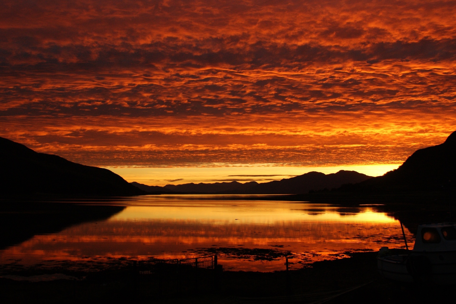 燃えるような朝焼けの風景　スコットランドの風景
