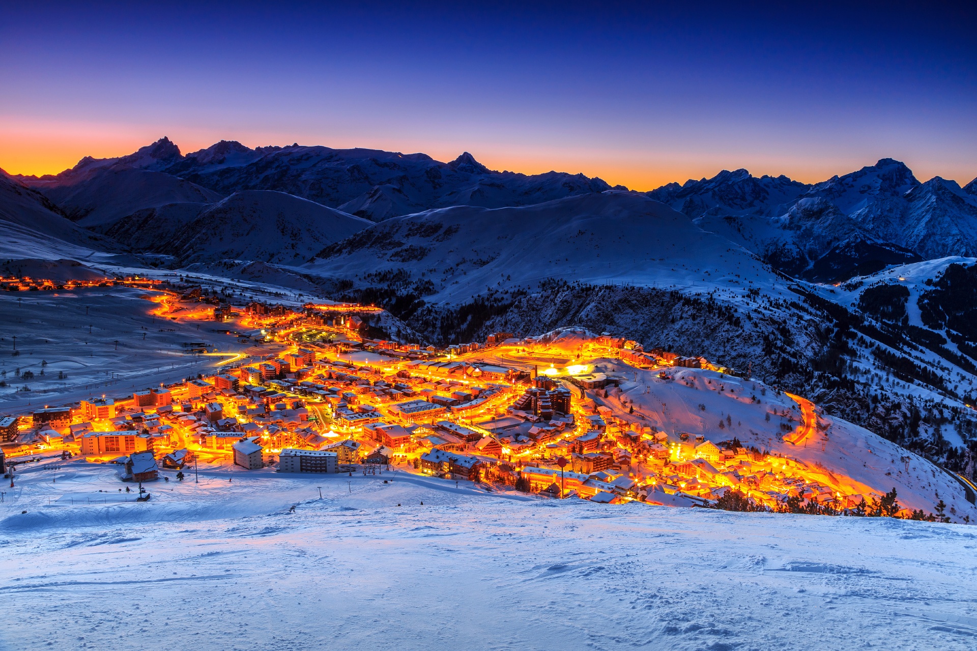 冬のアルプスの日の出の風景　フランスの風景
