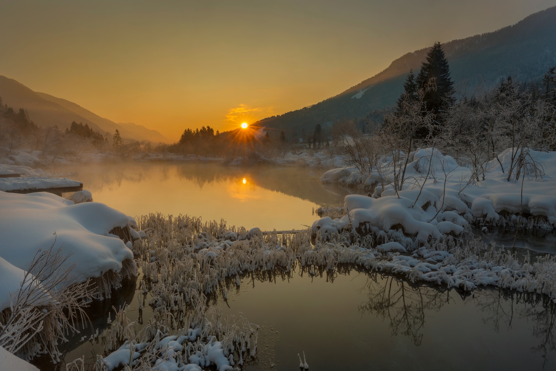 冬の日の出の風景　トリグラウ国立公園　スロベニア