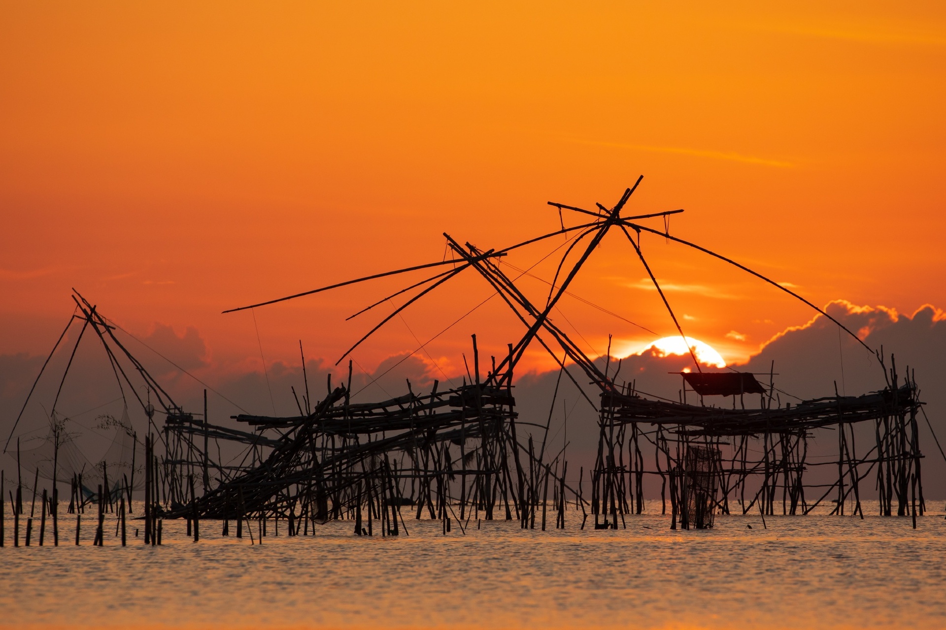タイの漁村の朝の風景　伝統的な漁の風景