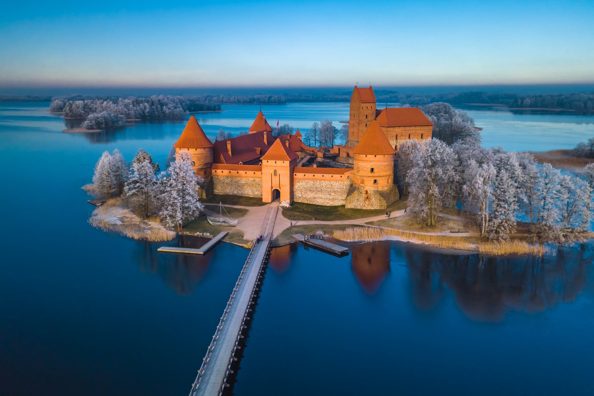 冬のトラカイ城　リトアニアの風景