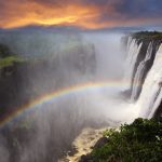 夕暮れのビクトリア滝と虹の風景　ザンビアの風景