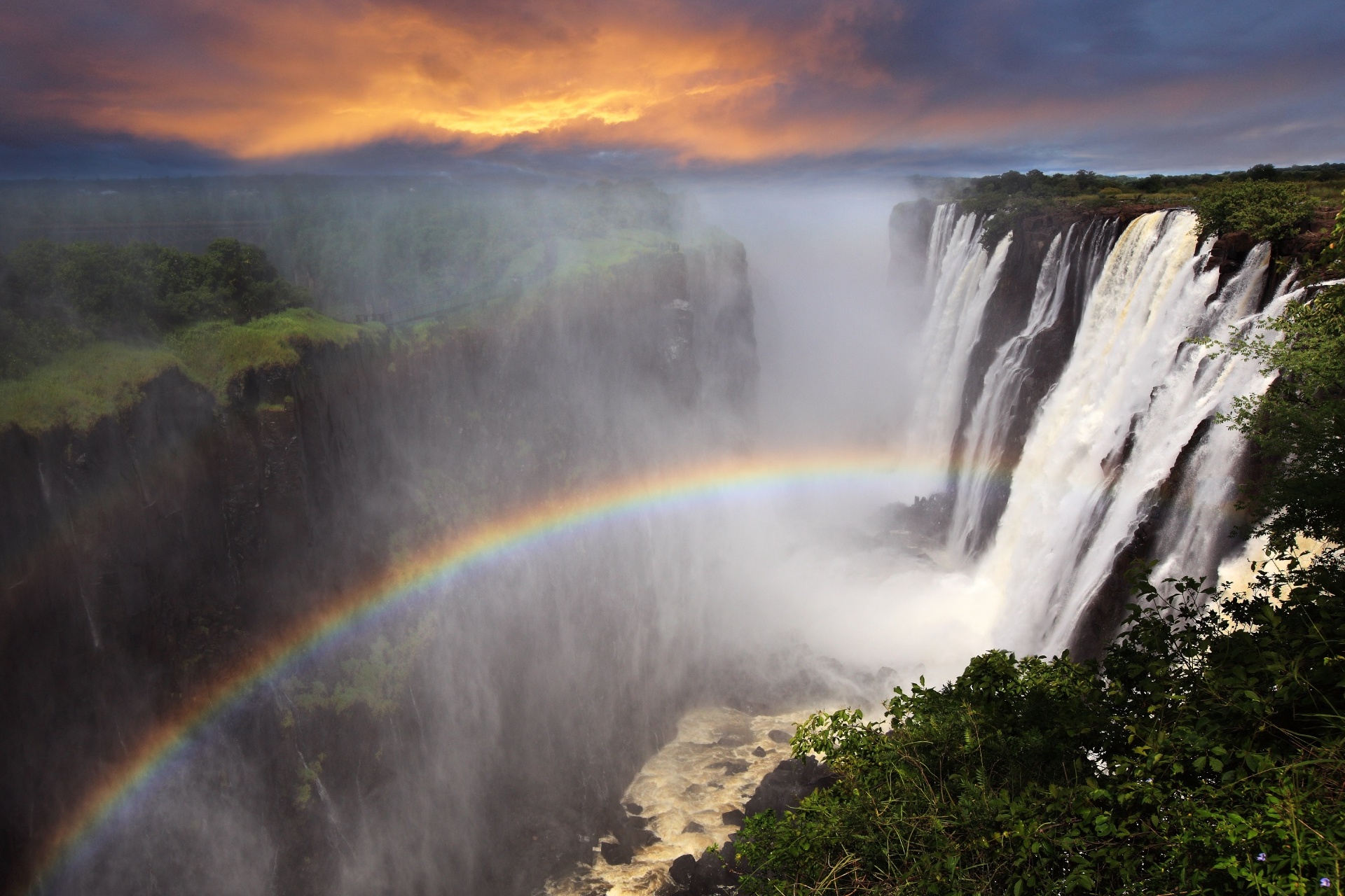 夕暮れのビクトリア滝と虹の風景　ザンビアの風景
