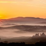 イタリア　トスカーナの朝霧と日の出の風景