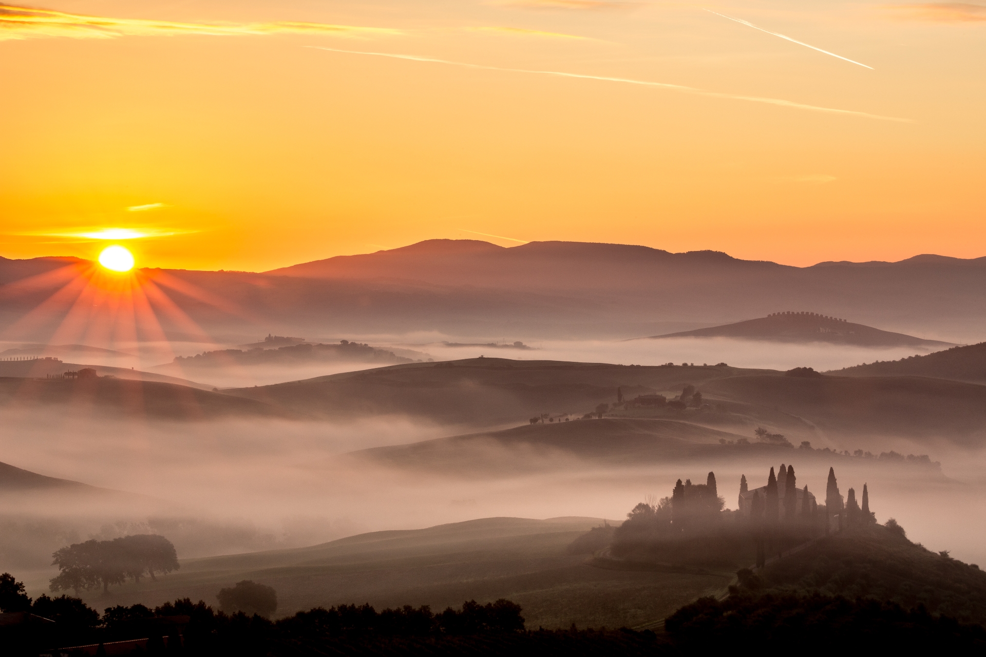 イタリア　トスカーナの朝霧と日の出の風景