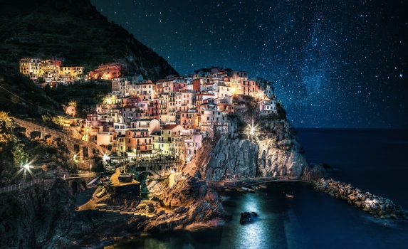 チンクエテッレ　マナローラ村の美しい夜景 イタリアの風景
