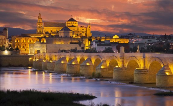 グアダルキビール川のローマ橋とメスキータ大聖堂　アンダルシアの夕暮れ　スペインの風景