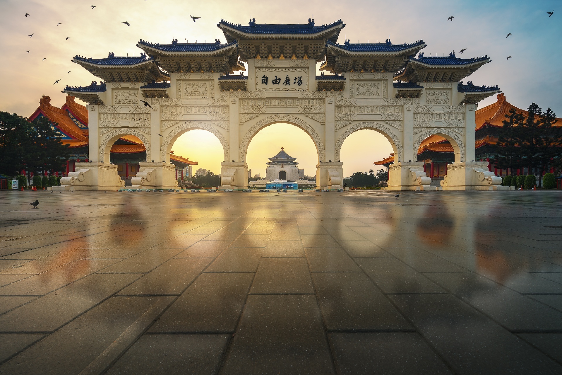 早朝の中正紀念堂　自由広場の大中至正門　台湾の風景