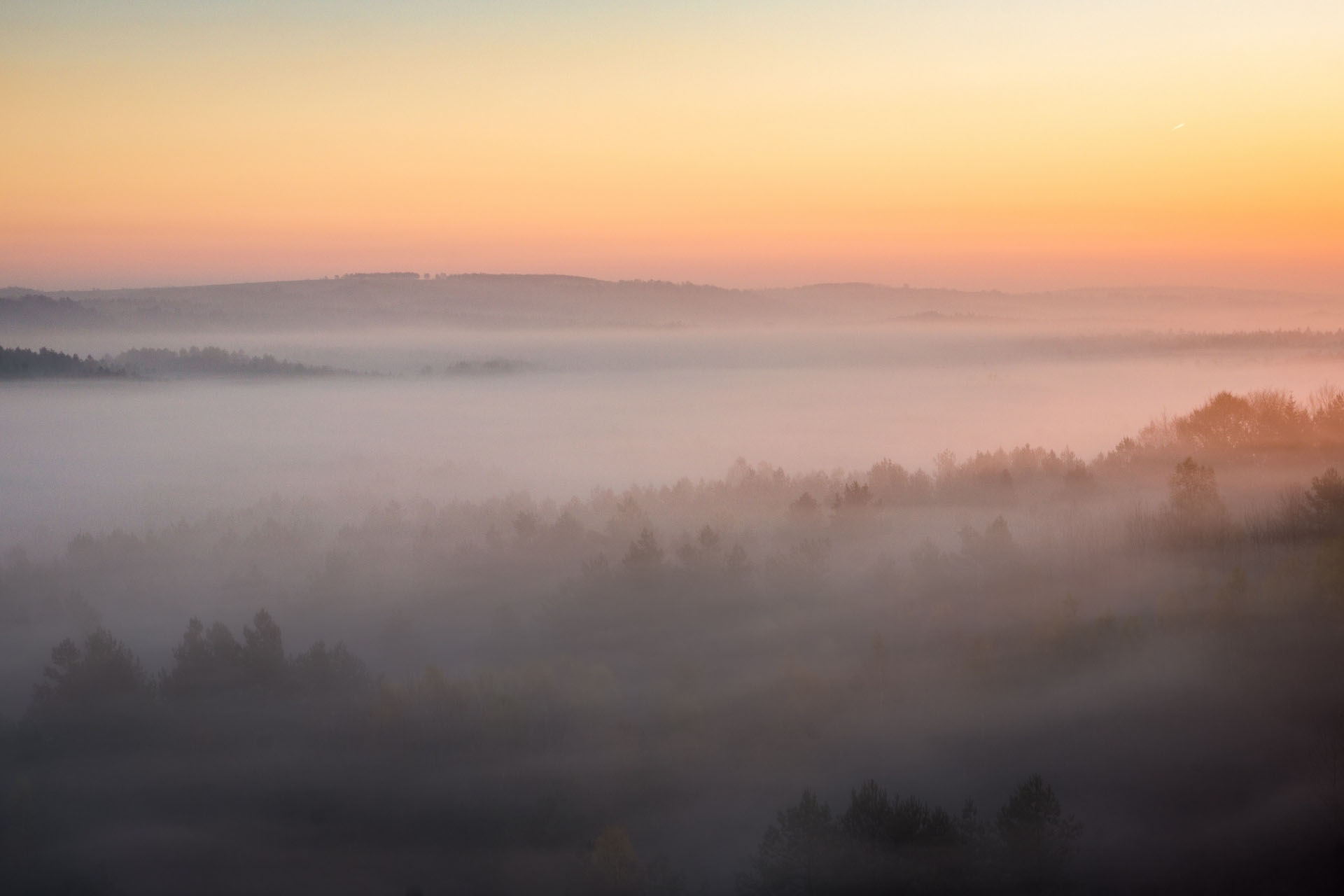 朝霧のクラクフ・チェンストホーヴァ高地　ポーランドの風景