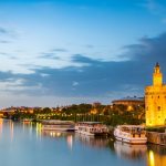 トーレ・デル・オロと夕暮れのグアダルキビール川の風景　スペイン　セビリアの風景