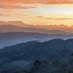 日の出のヒマラヤ山脈の風景　インドの風景