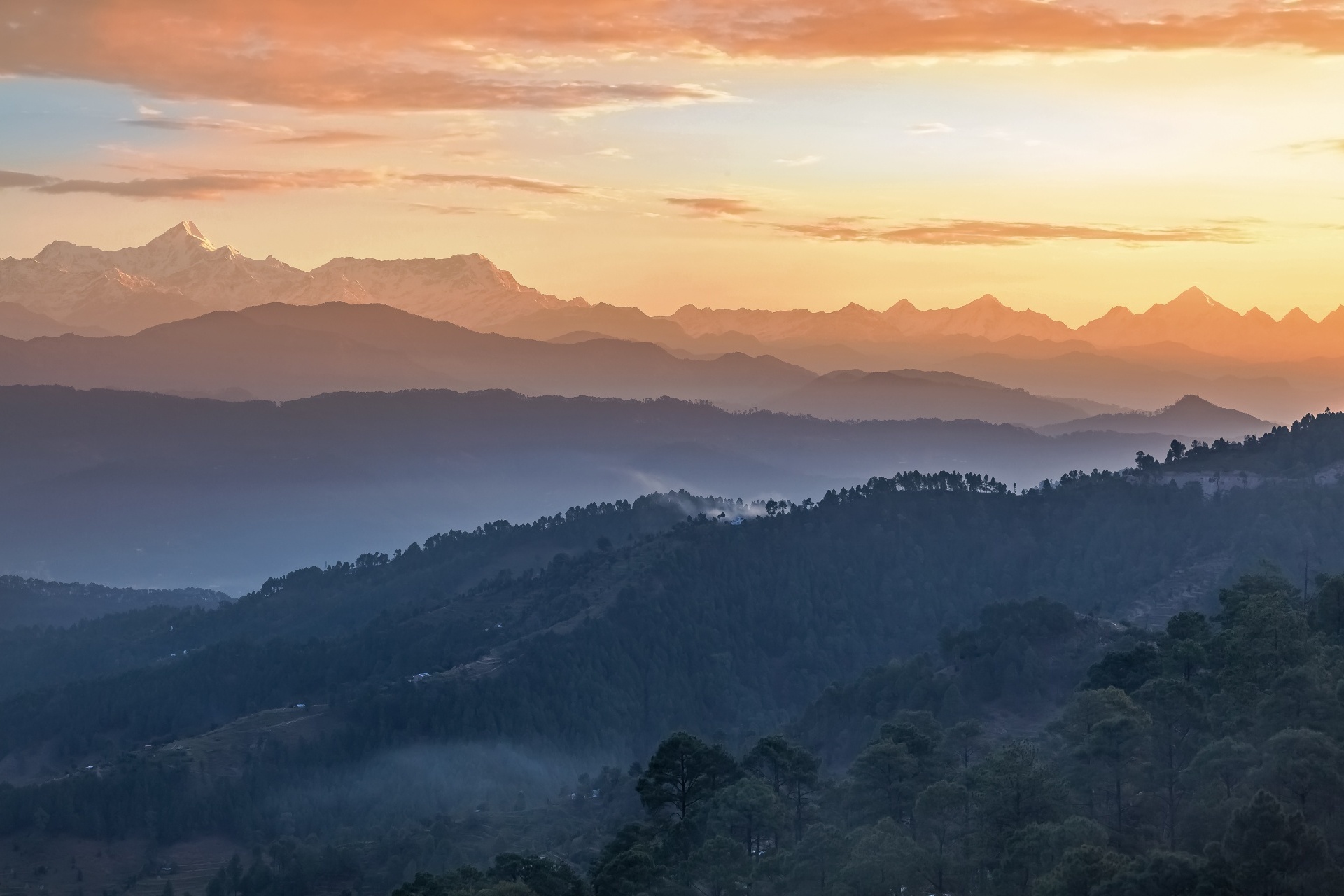 日の出のヒマラヤ山脈の風景　インドの風景