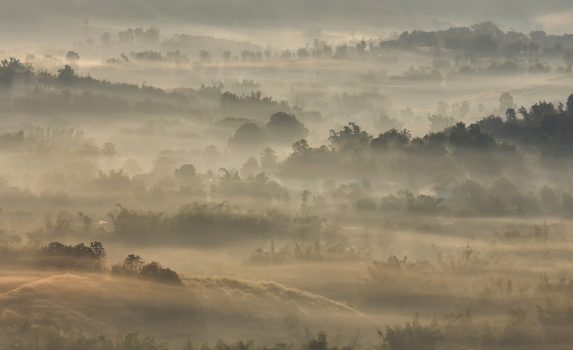 日の出の風景　山と朝霧　タイの風景