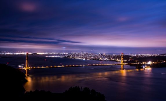 ゴールデン・ゲート・ブリッジとサンフランシスコの夜景　アメリカの風景