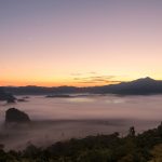 タイ　パヤオ　霧と朝日の風景