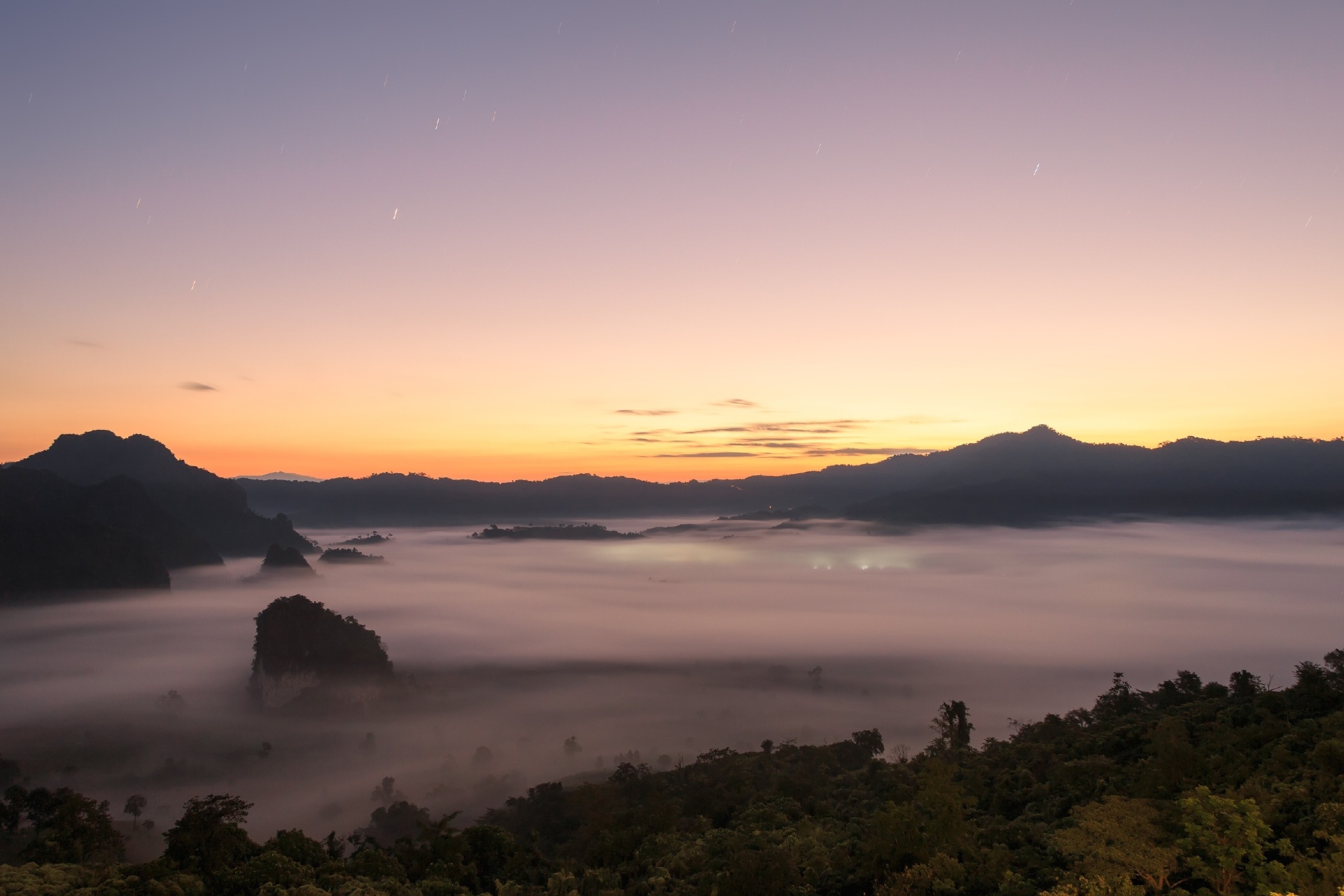 パヤオ　プーランカーの霧と朝日の風景　タイの風景