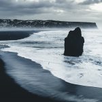 レイニスフィヤラのブラックサンドビーチの風景