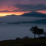 ホヴェールラ山と霧の日の出風景　ウクライナの風景