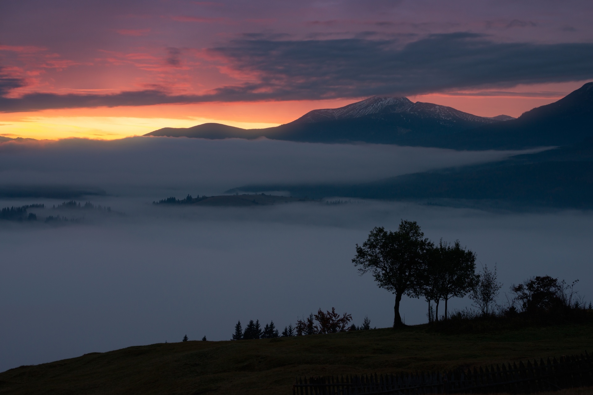 ホヴェールラ山と霧の日の出風景　ウクライナの風景