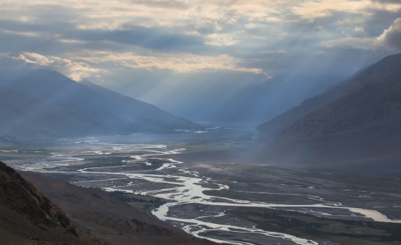 朝のパンジ川の渓谷の風景　タジキスタンの風景