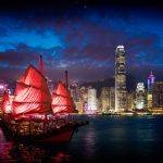 香港の夜景　夜のビクトリア・ハーバーとジャンク船