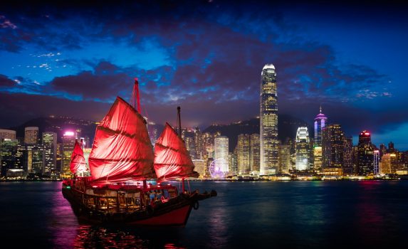 香港の夜景　夜のビクトリア・ハーバーとジャンク船