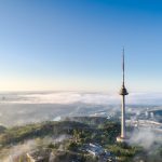 朝の霧に包まれるビルニュスの町　リトアニアの風景
