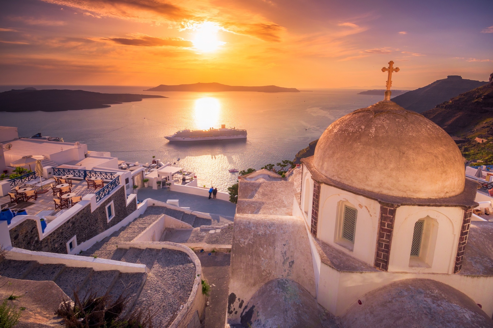 ギリシャ　サントリーニ島　夕暮れのフィラの町並み　ギリシャの風景