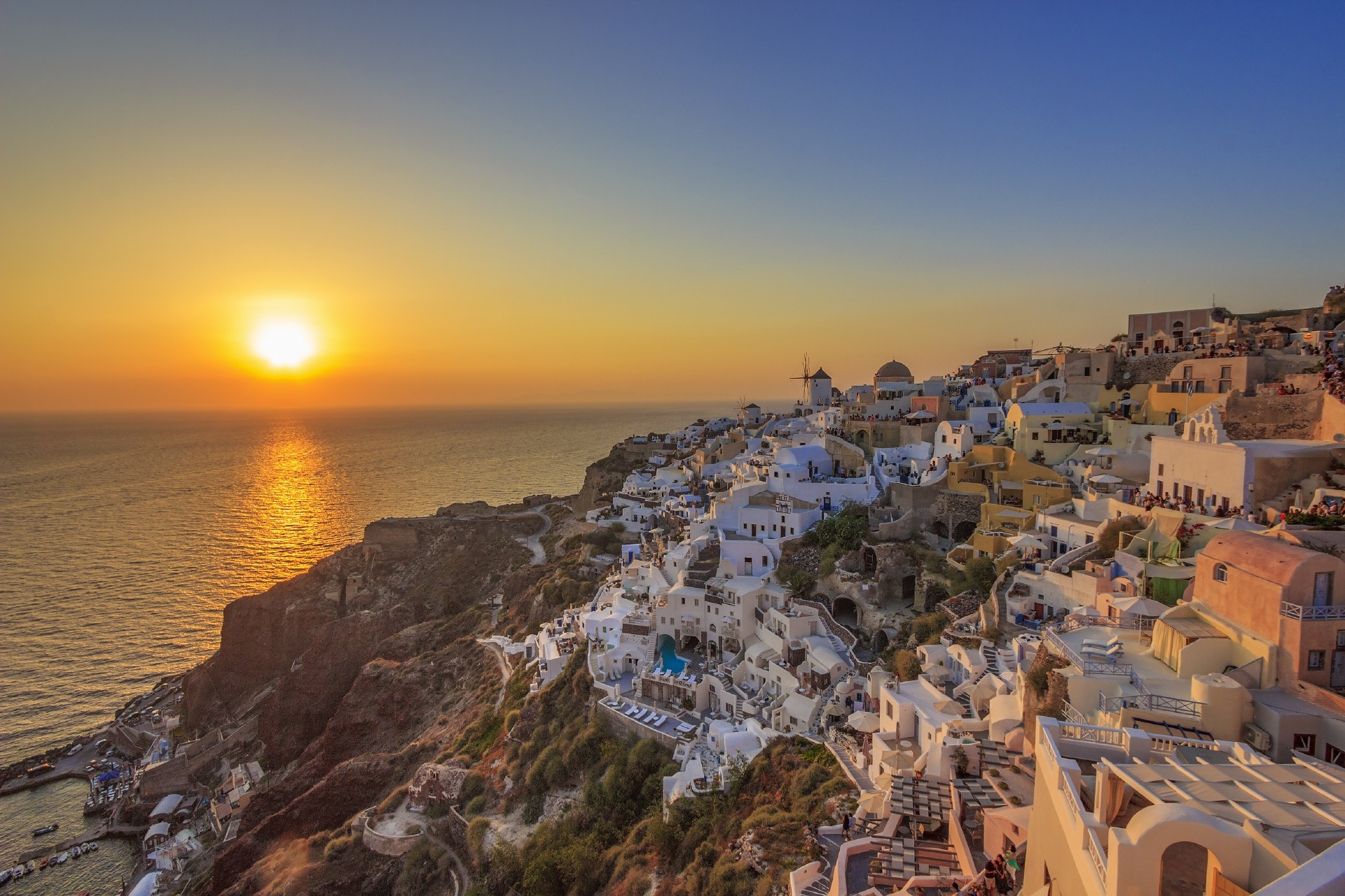 サントリーニ島、イア村の素晴らしい夕日の景色　ギリシャの風景