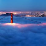 霧に包まれる夜のゴールデン・ゲート・ブリッジの風景　アメリカの風景